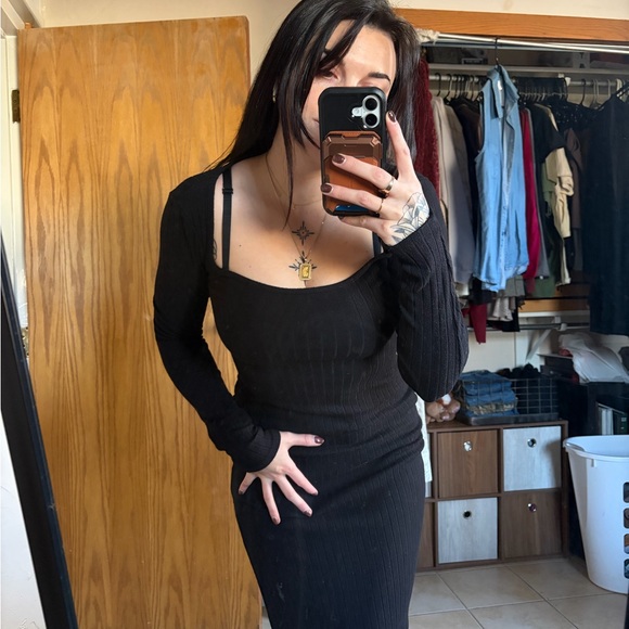 Elegant Black Long Sleeve Dress - Picture 3 of 3